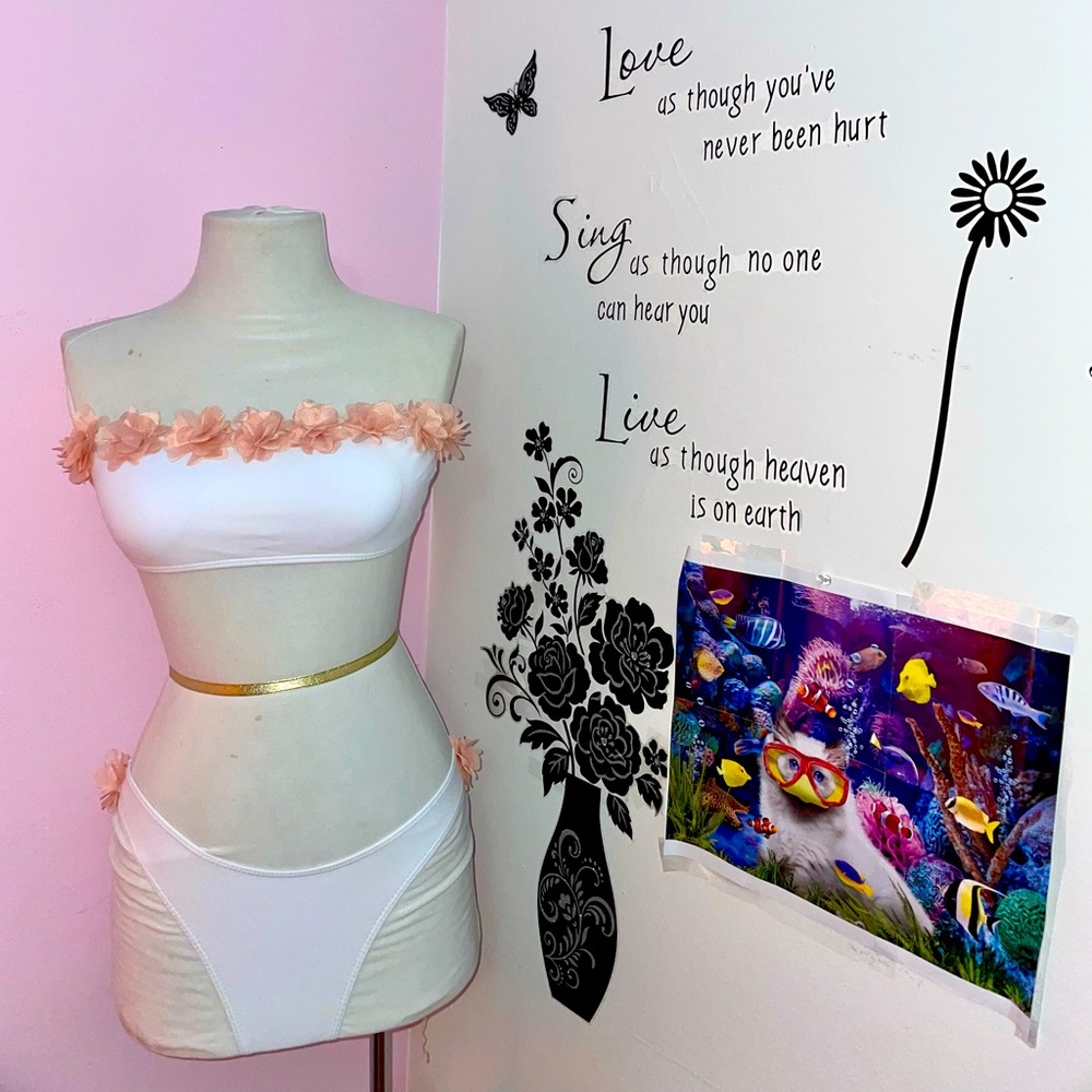 Padded 
Strapless flower 🌸 Bikini